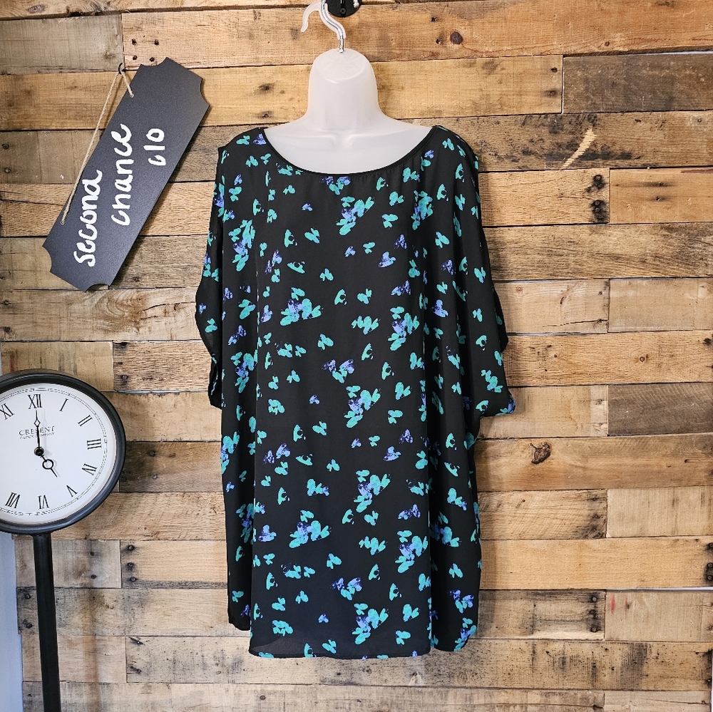SALE-In every story women's black blouse with abstract floral design size 3x
